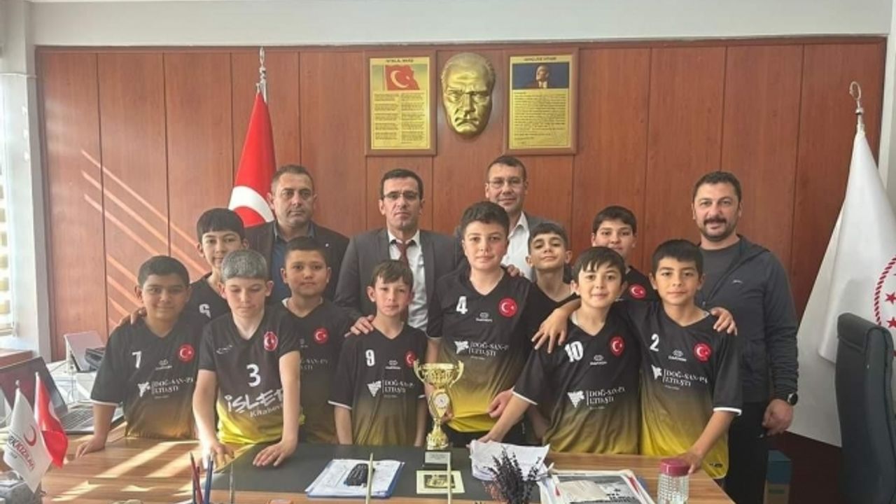 Voleybolda il ikincisi olan Çanakçı Ortaokulu öğrencileri ödüllendirildi