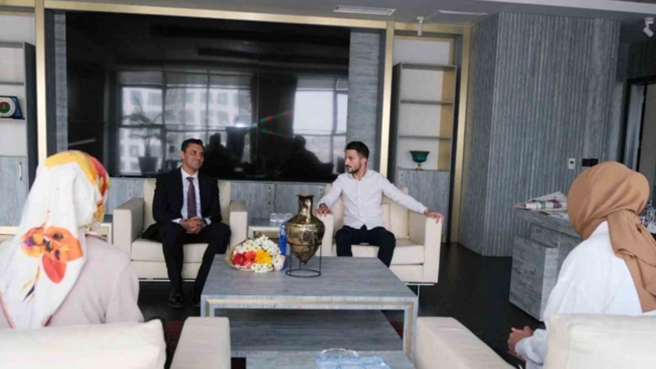 Başkan Zeyrek şehit ailesi ve gazi eşiyle bir araya geldi