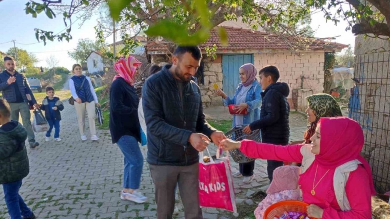 Bu mahallenin genci yaşlısı bayram şekeri topluyor