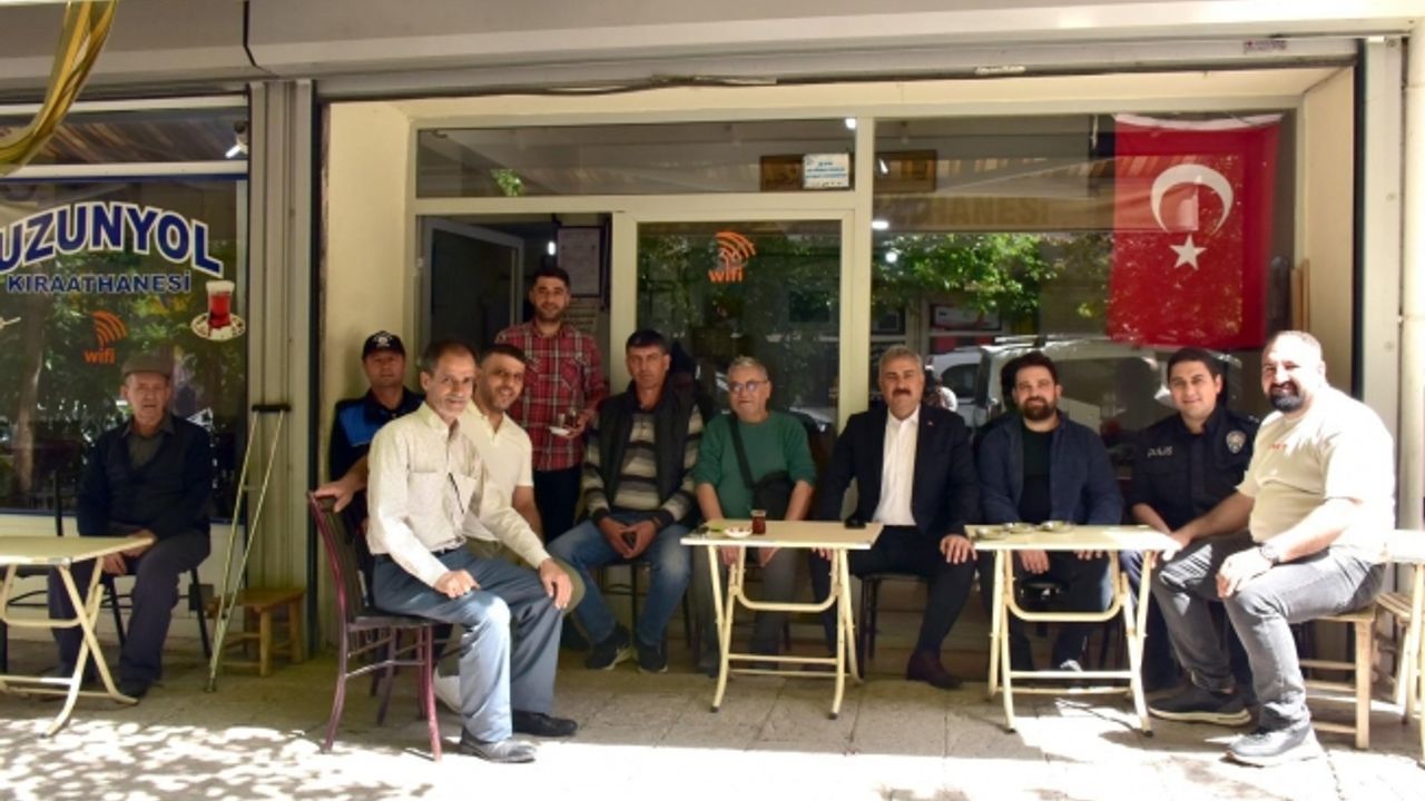 Emniyet Müdürü Fahri Aktaş, vatandaşı dinliyor