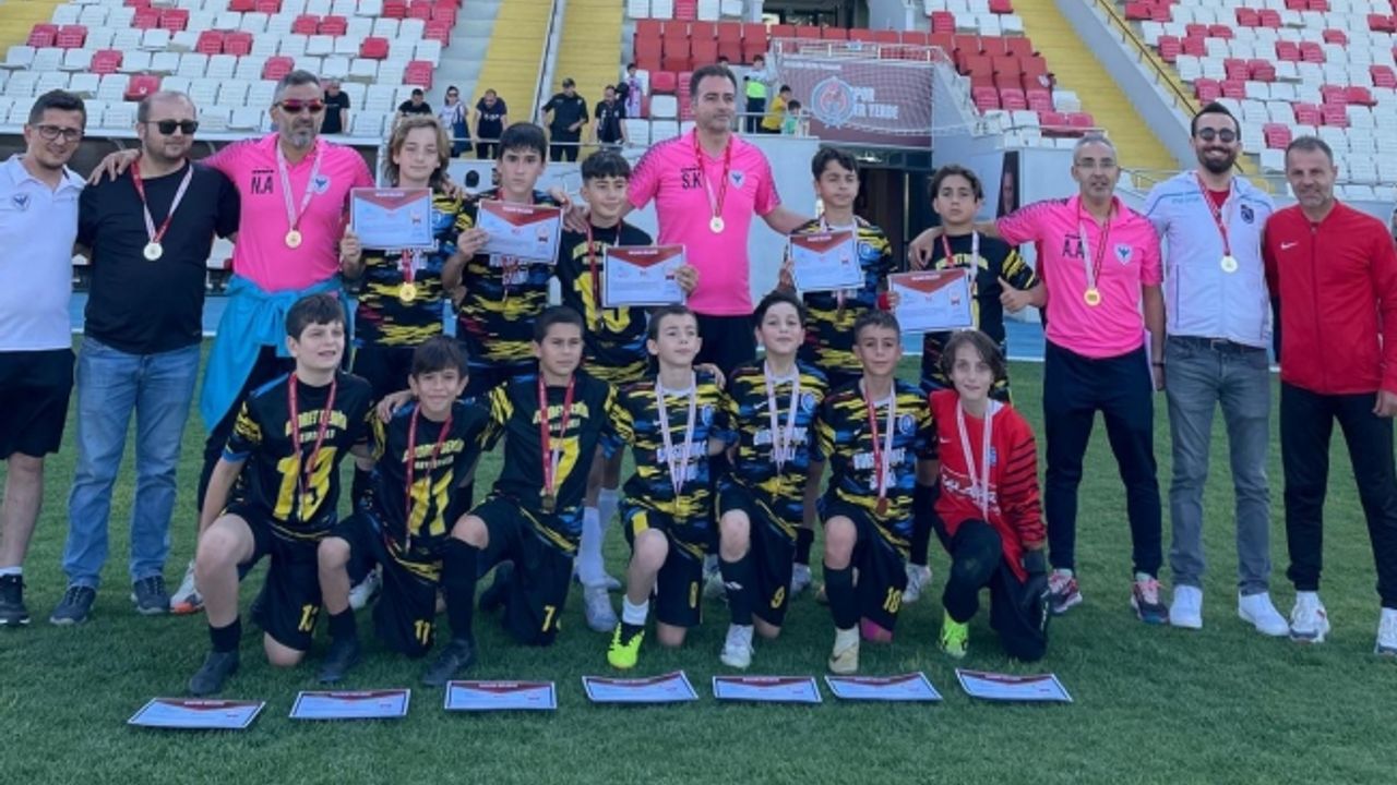 Okul sporları küçük erkekler futbol şampiyonasının çeyrek finalleri Kula’da düzenlendi