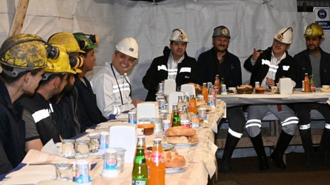 Vali Ünlü, yerin metrelerce altında madencilerle iftar yaptı