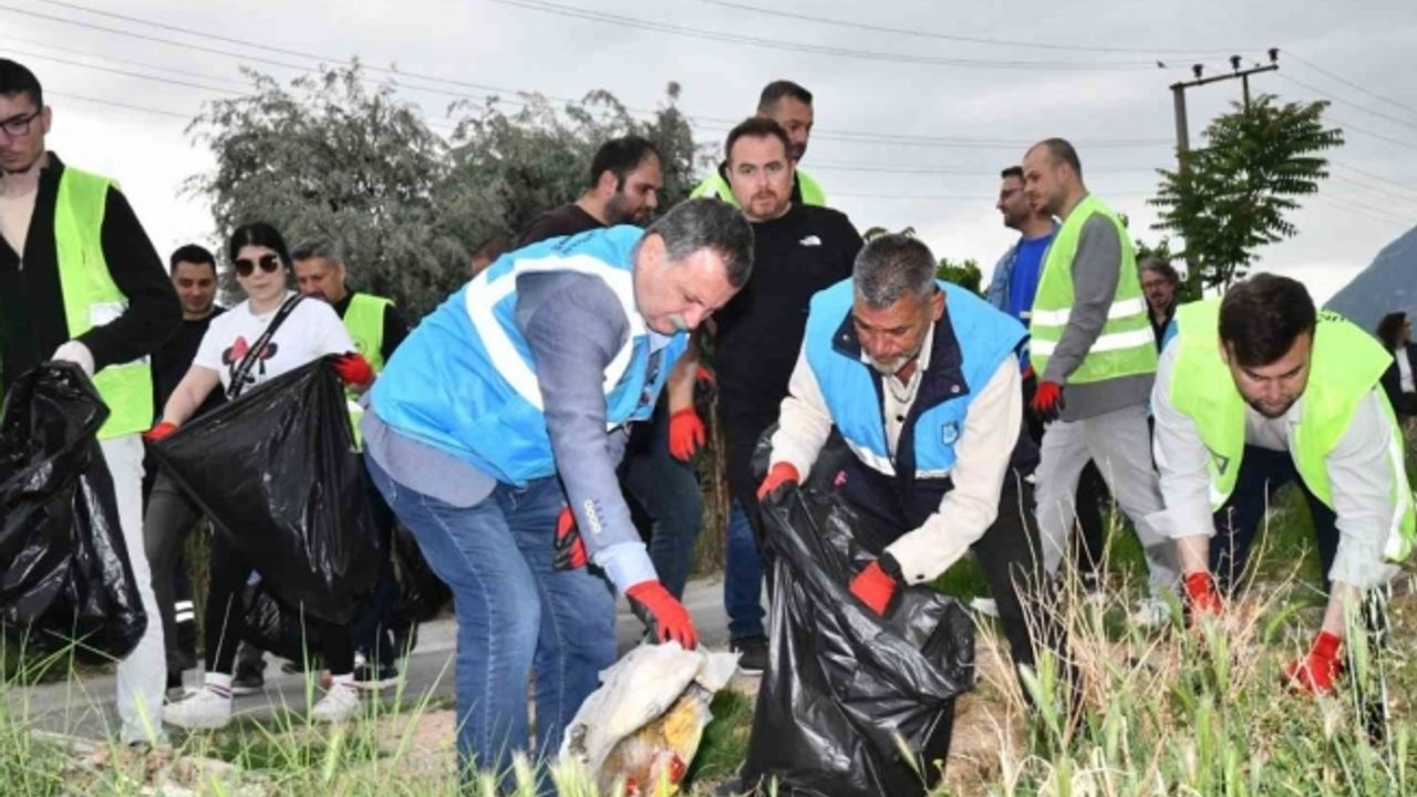 Belediye başkanı ve işçiler 3,5 saat çöp temizledi