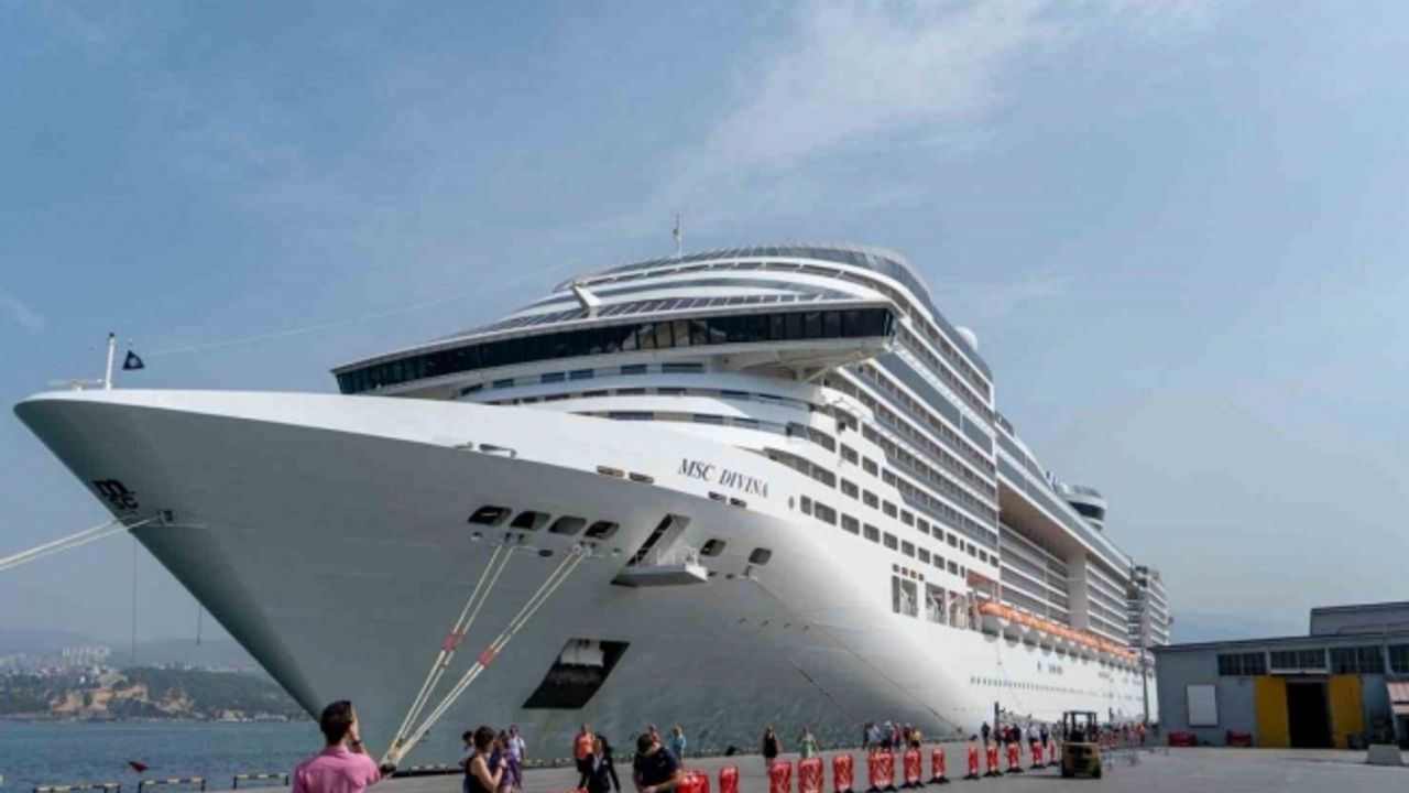 Dev kruvaziyerle İzmir’e 3 bin 641 turist geldi