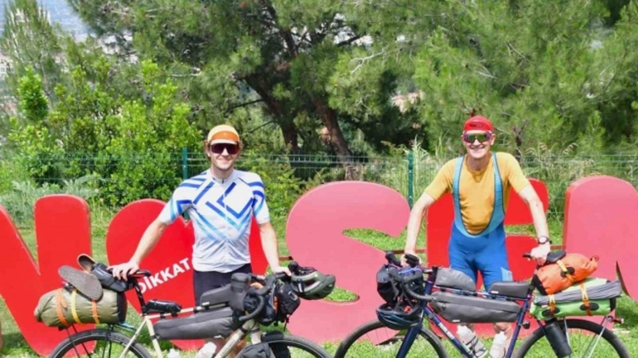 İngiliz baba-oğul depremzedelere destek için binlerce kilometre pedal çeviriyor