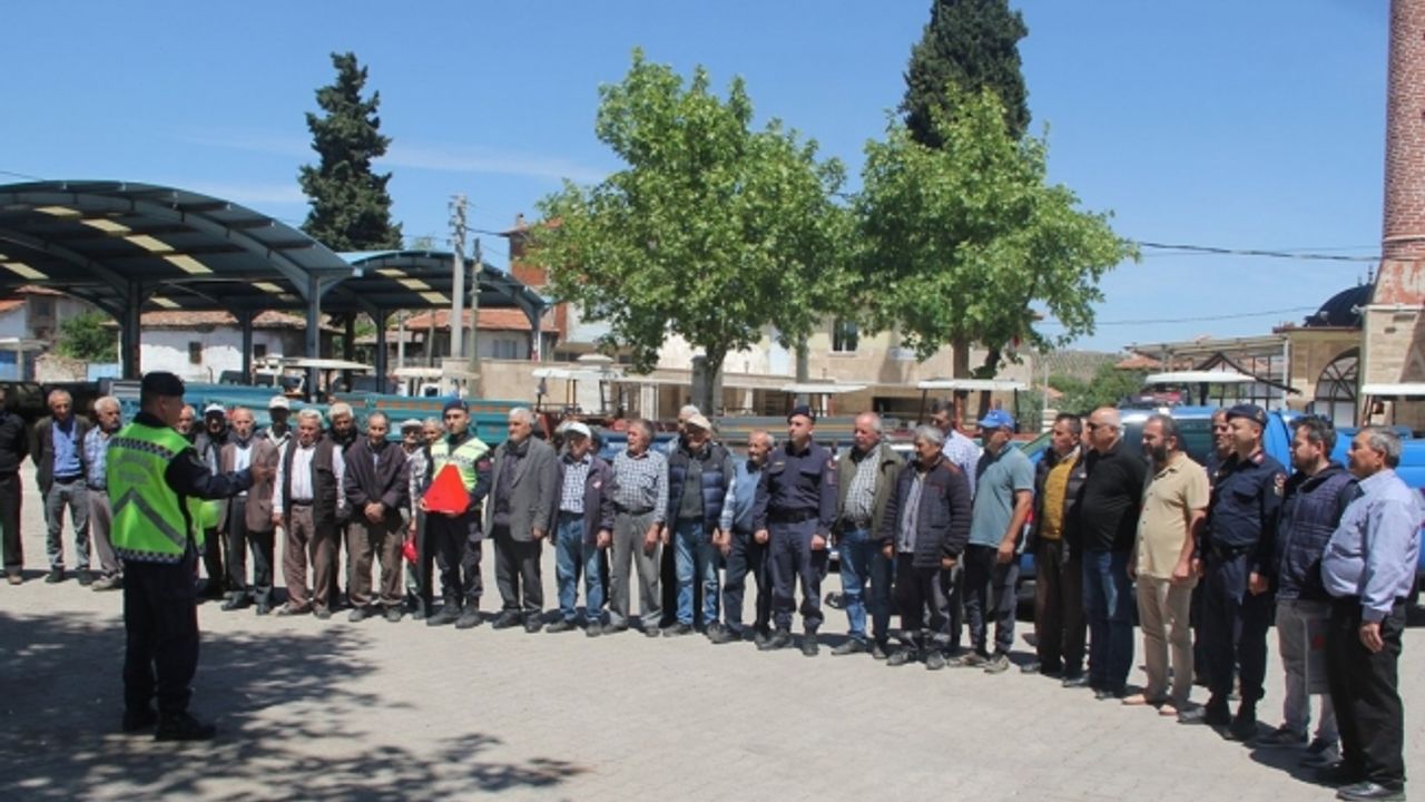 Traktör sürücülerine reflektör ve yelek dağıtıldı