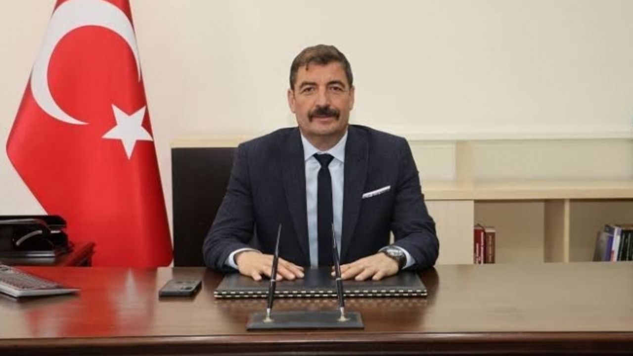 Manisa’nın Cumhuriyet Halk Partili (CHP) Kula Belediye Başkanı Hikmet Dönmez makamında iki kişiyi darp ettirdiği iddiasıyla tutuklanarak cezaevine gönderildi.