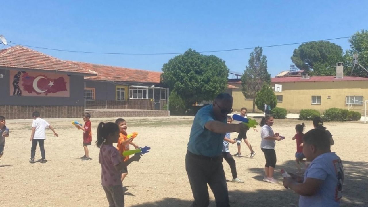 Sıcaktan bunalan öğrenciler hem eğlendi hem de serinledi