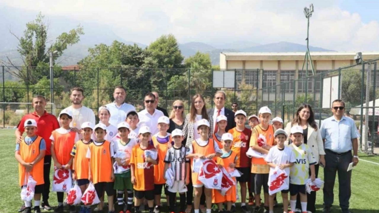 Başkan Durbay yaz futbol kursunda genç yeteneklerle buluştu