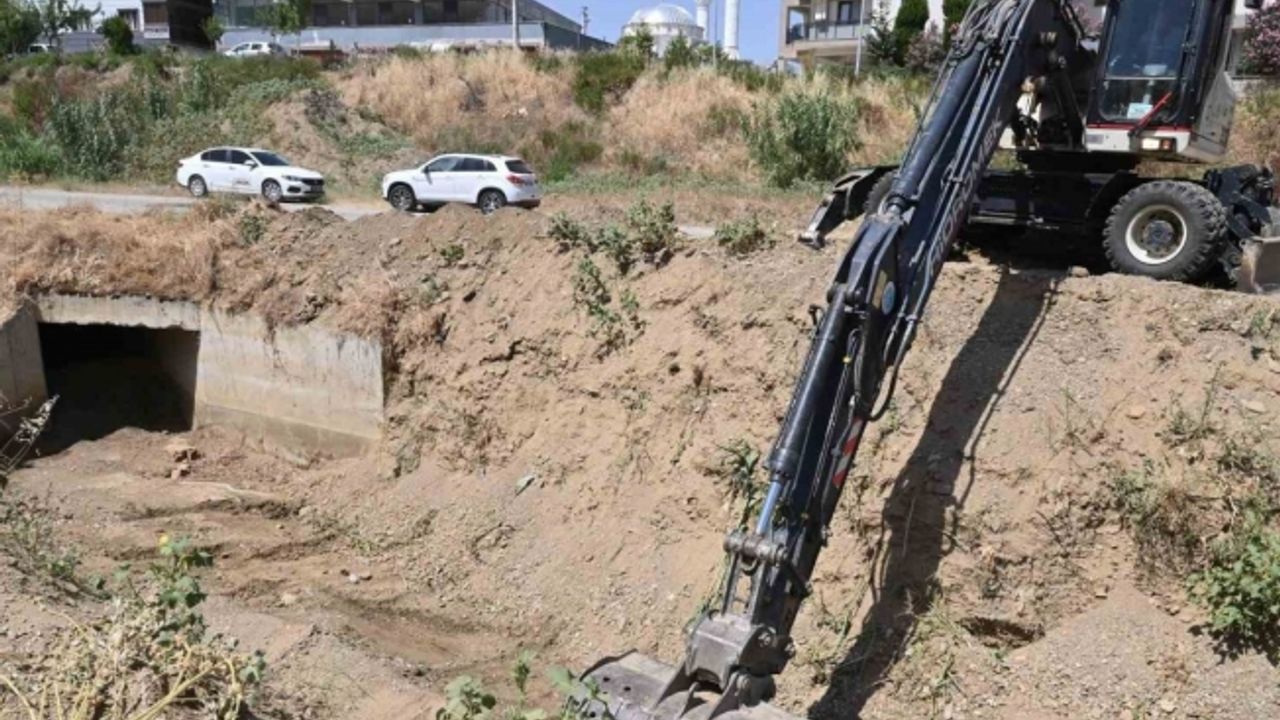 Ergenekon Mahallesinde dere yatağı temizleniyor