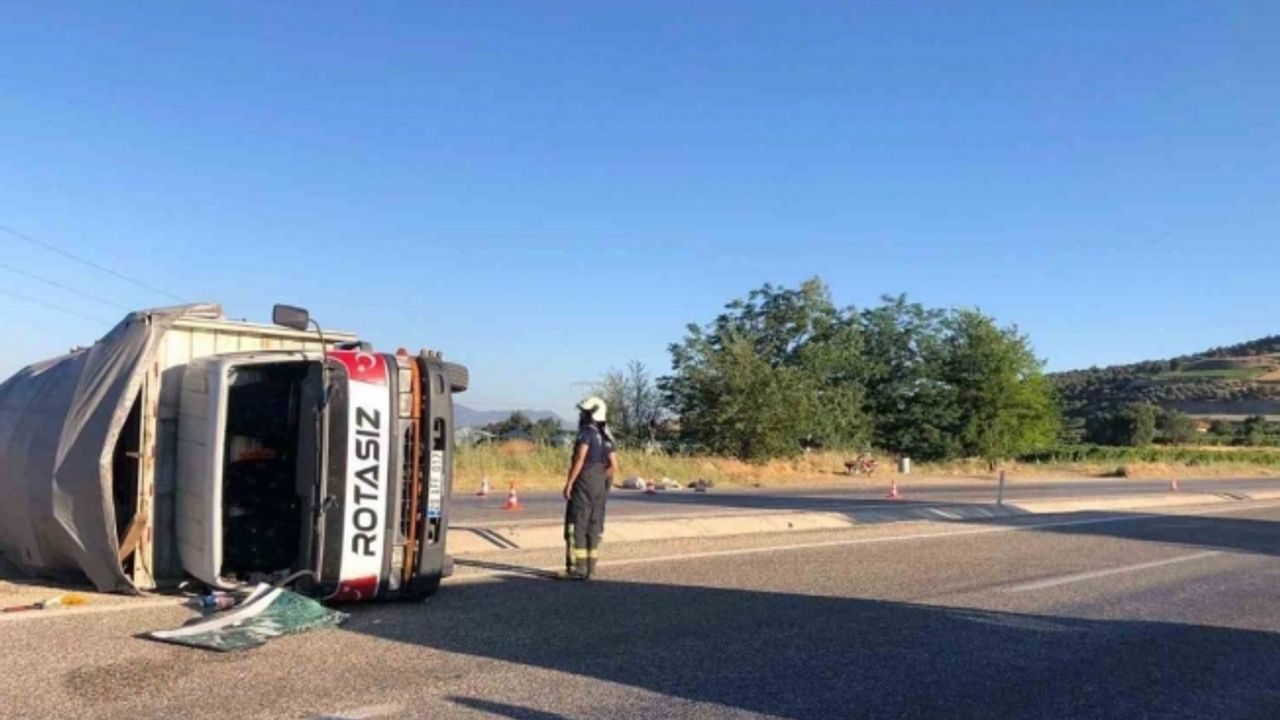 Köpeğe çarpmamak için direksiyon kıran kamyon devrildi: 2 yaralı