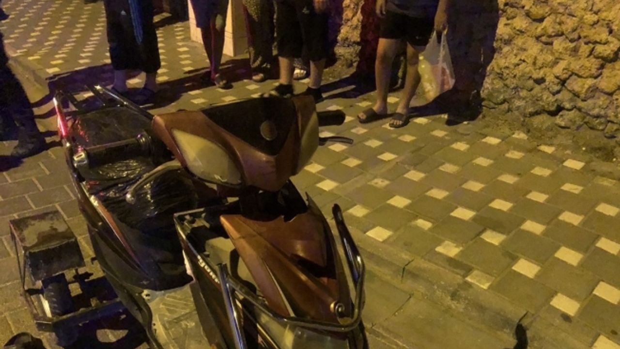 Motosiklet ile elektrikli bisiklet kafa kafaya çarpıştı: 3 yaralı