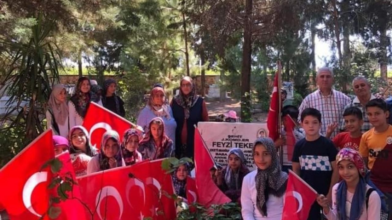 Sarıgöl’de Kur’an kursu öğrencileri şehit mezarında dua etti