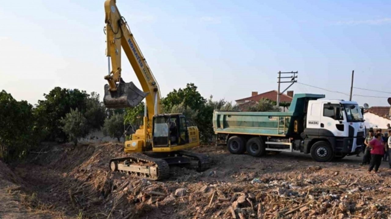 Başkan Zeyrek: “40 yıldır temizlenmeyen dereyi temizliyoruz”