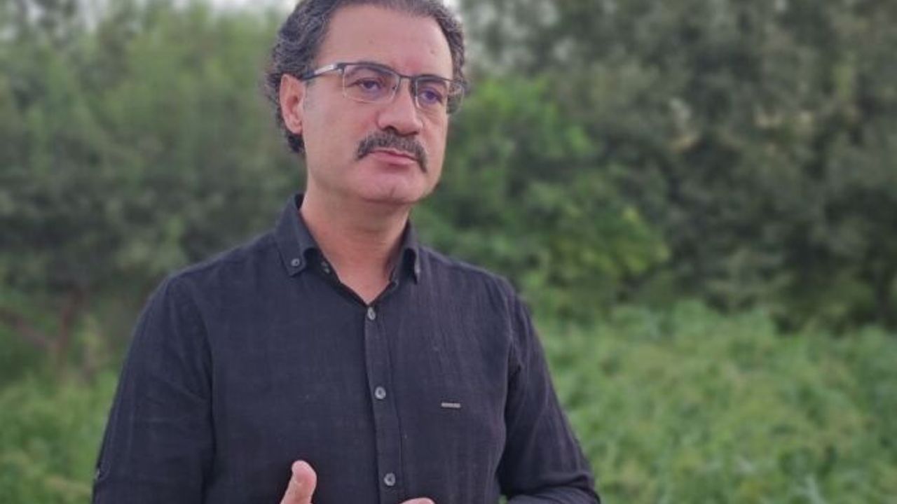 Kuru otların olduğu bölüme sigarasını atan sürücüye sanatçı Yıldırım Yıldızdoğan müdahale etti