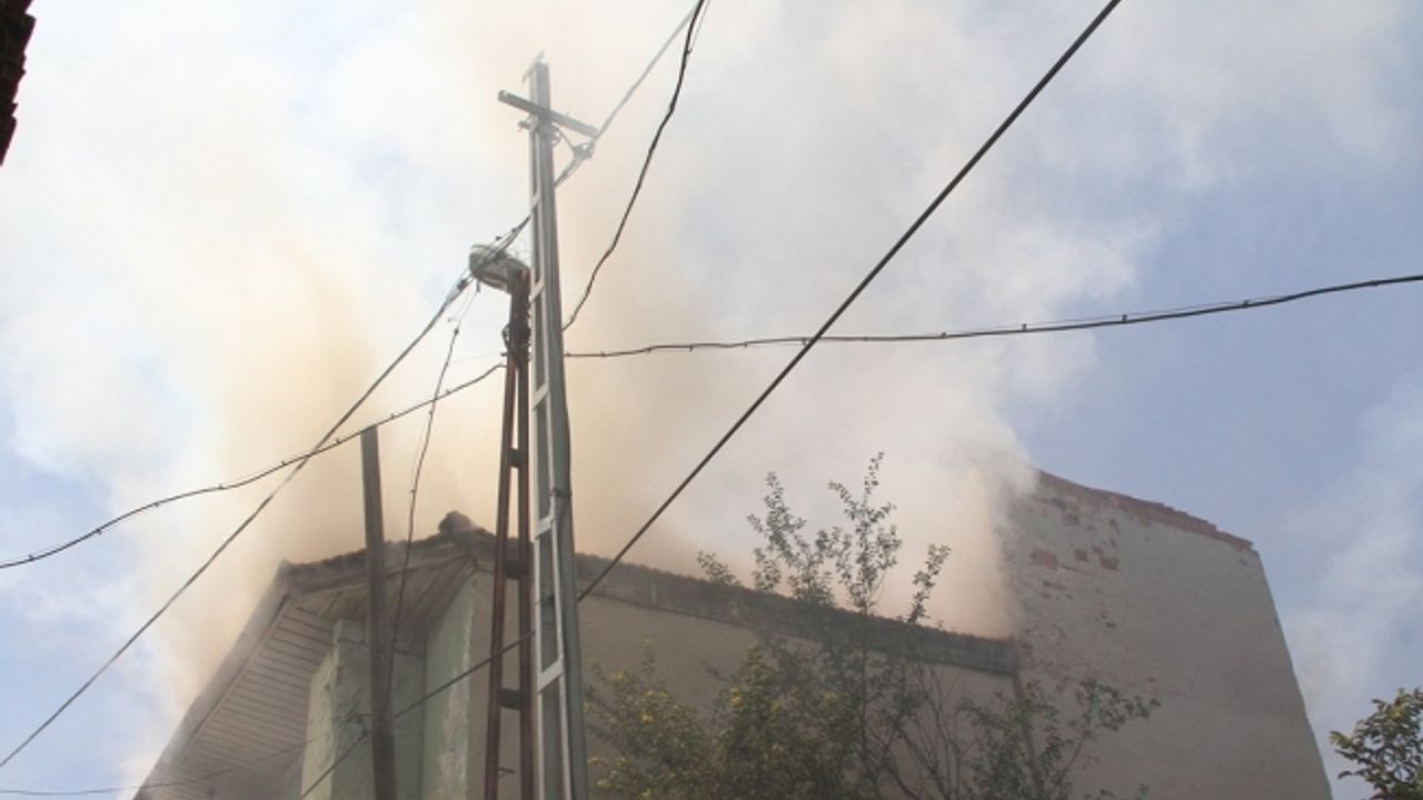 Manisa’da mahalle arasında çıkan yangın paniğe neden oldu