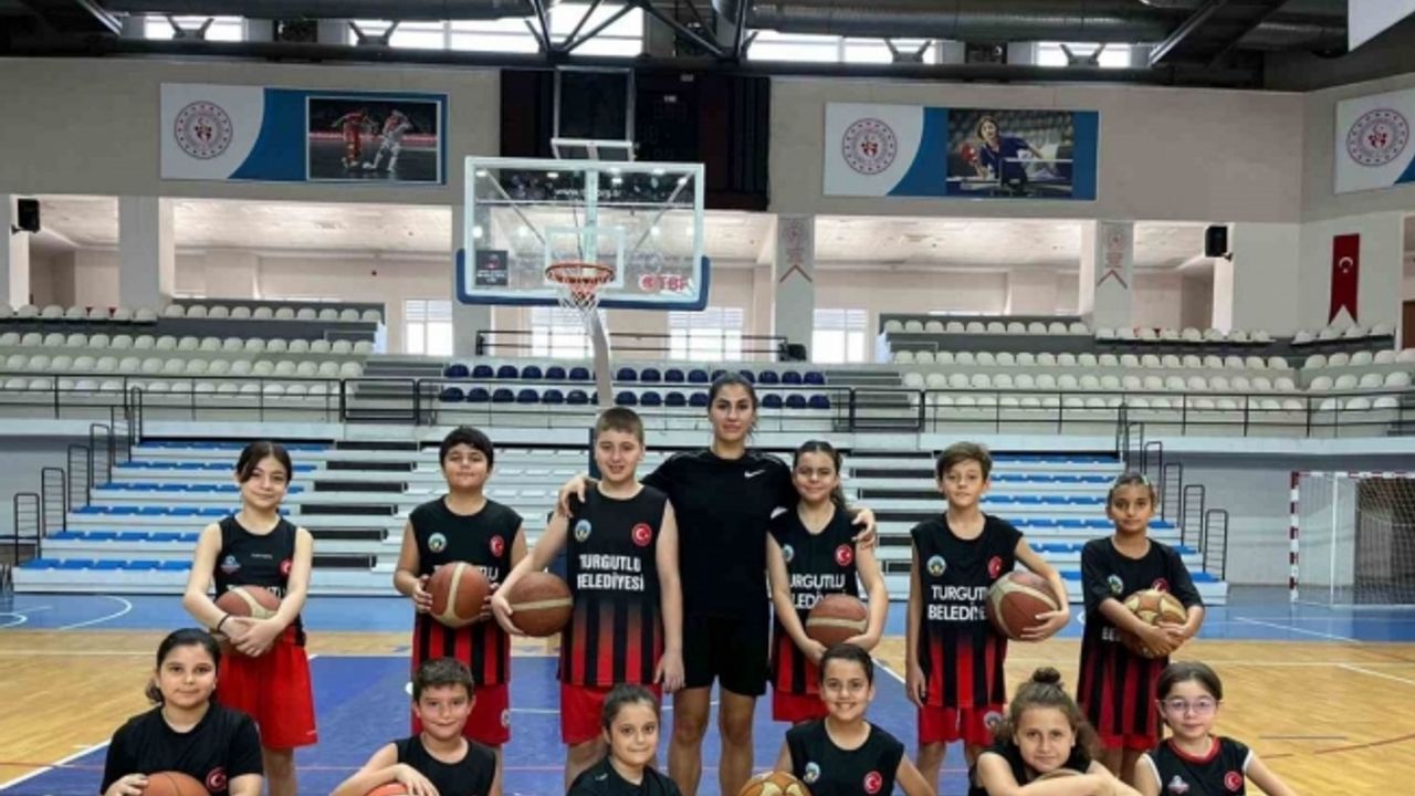 Milli Basketbolcu Manolya Kurtulmuş’tan kariyerine adım attığı Turgutlu Belediyespor’a ziyaret