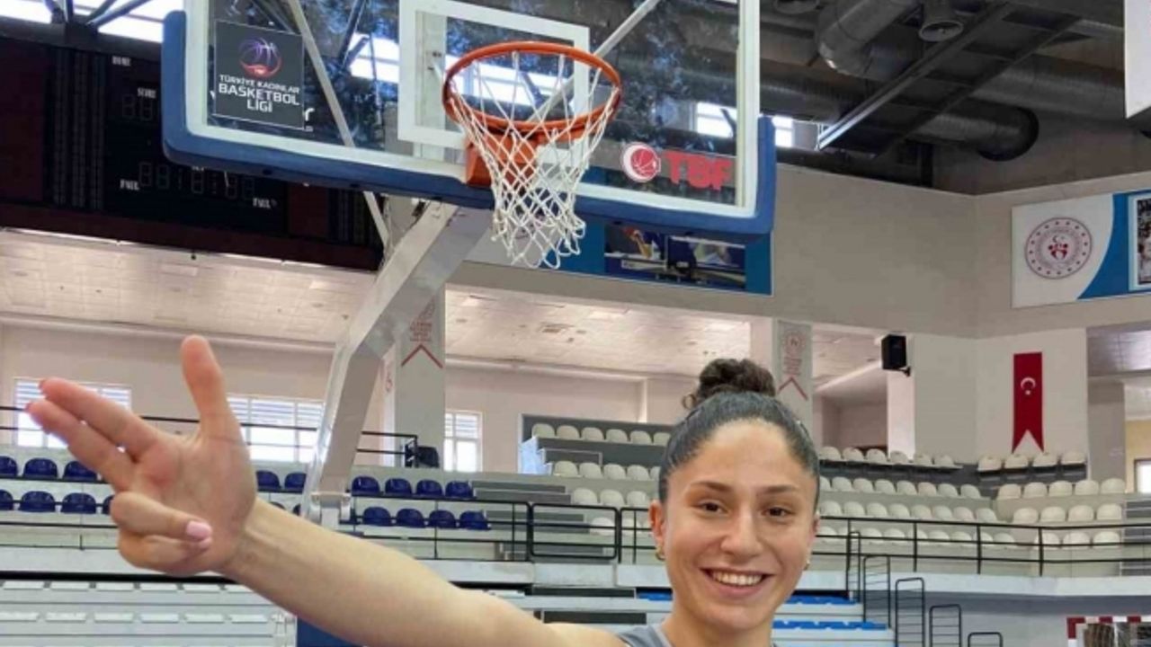 Turgutlu Belediyespor, Süper Ligden transferini Yusuf Dikeç pozuyla duyurdu