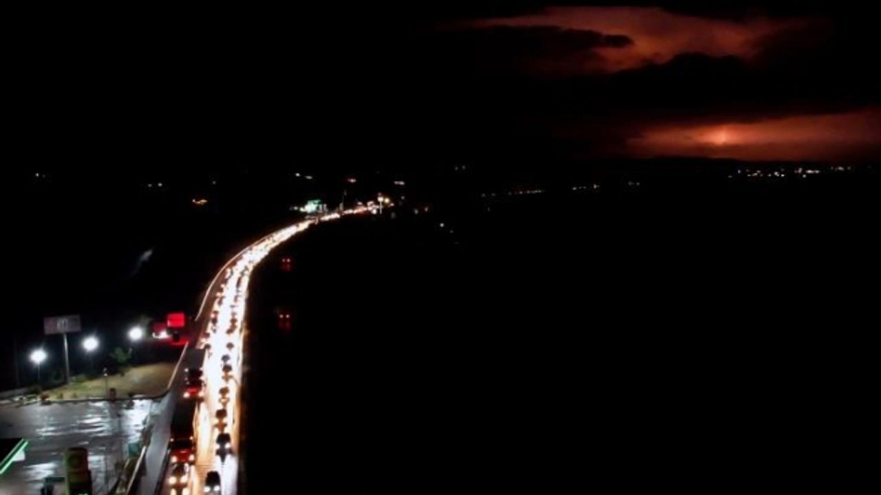 Manisa’yı sel vurdu, İzmir-İstanbul karayolunda trafik durma noktasına geldi