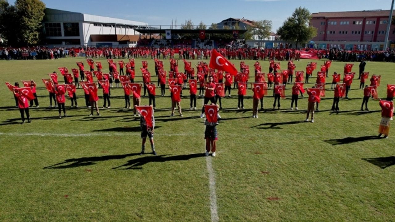 Kula, Salihli ve Turgutlu kırmızı beyaz renklere büründü