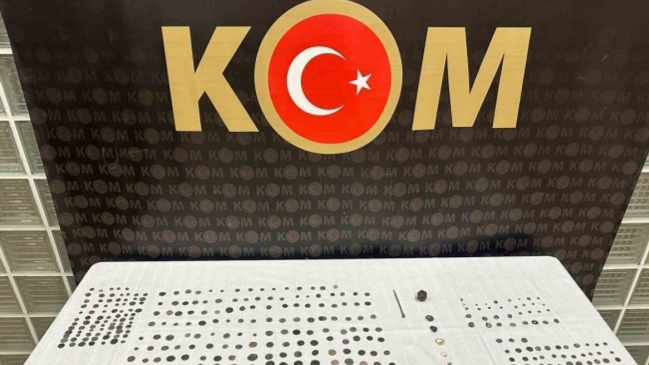 Kula’da tarihi eser operasyonu: 471 adet obje ele geçirildi