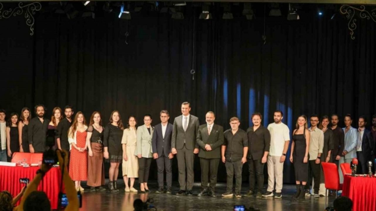 Manisa Şehir Tiyatrosu perdelerini Manisalılar için açıyor