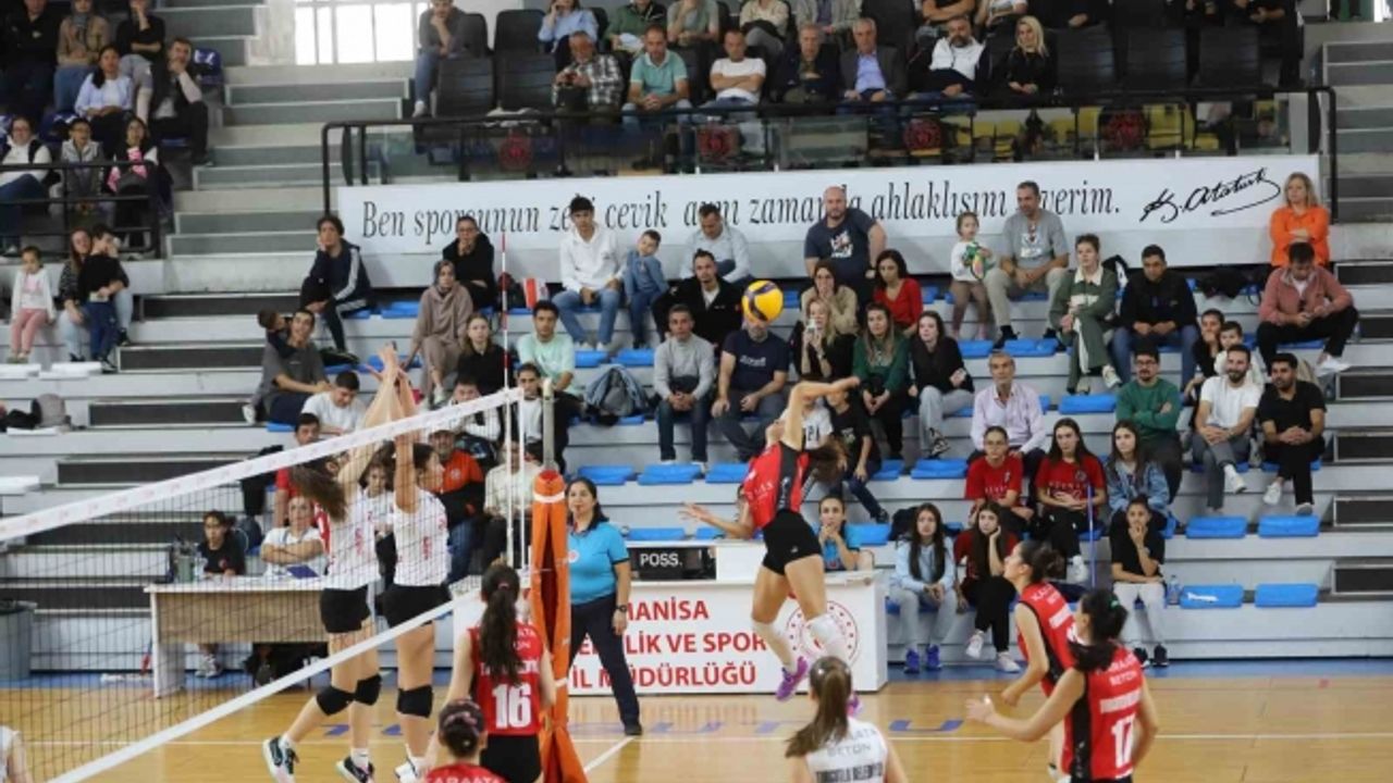Turgutlu Belediyespor Voleybol Takımı doludizgin ilerliyor