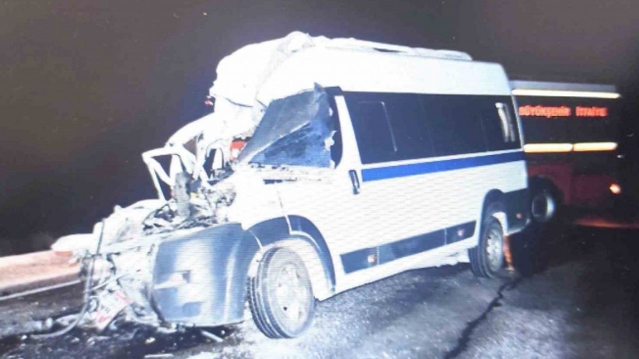 Akhisar’da kamyon ile minibüs çarpıştı: 1 ölü, 2 yaralı