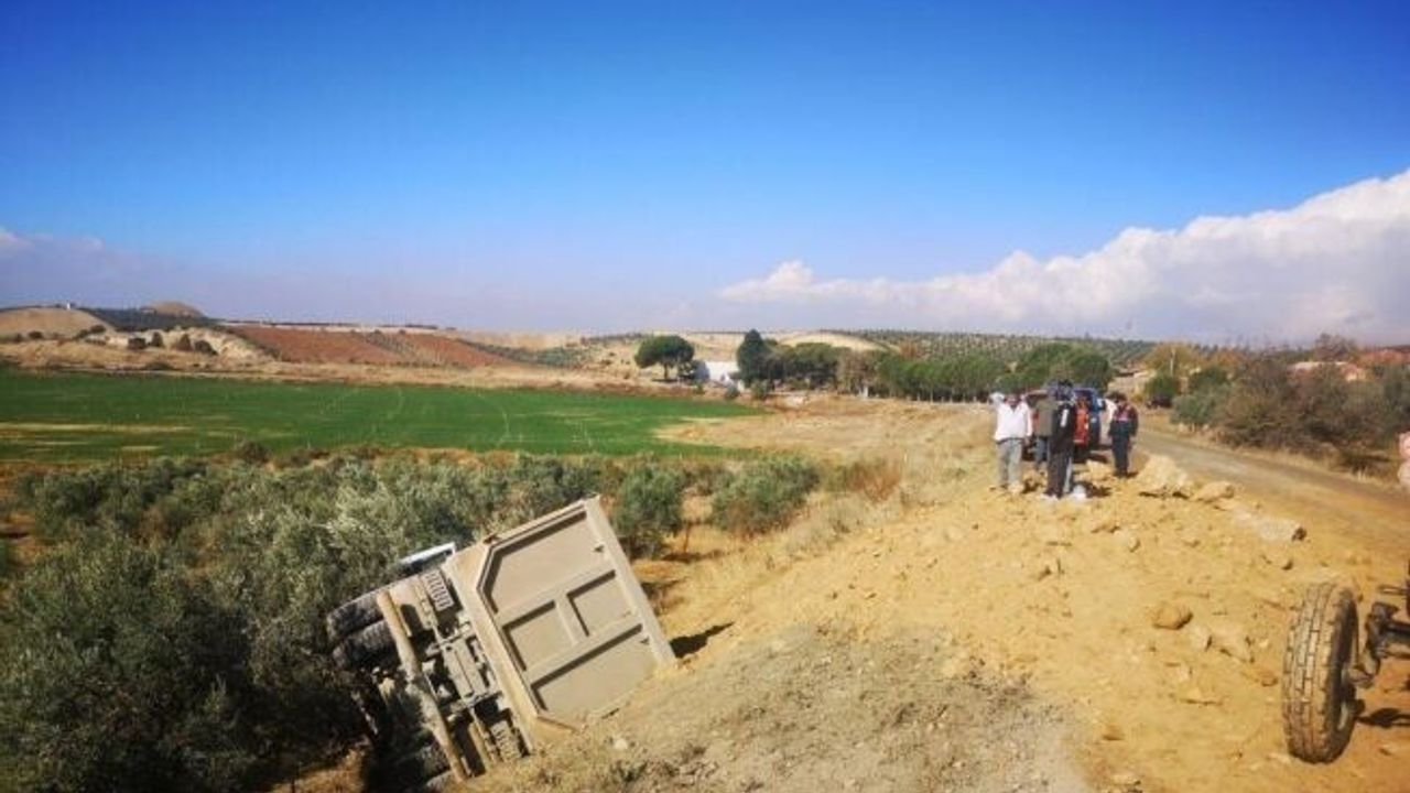 Manisa’da toprak yüklü kamyon zeytin bahçesine devrildi: 1 yaralı