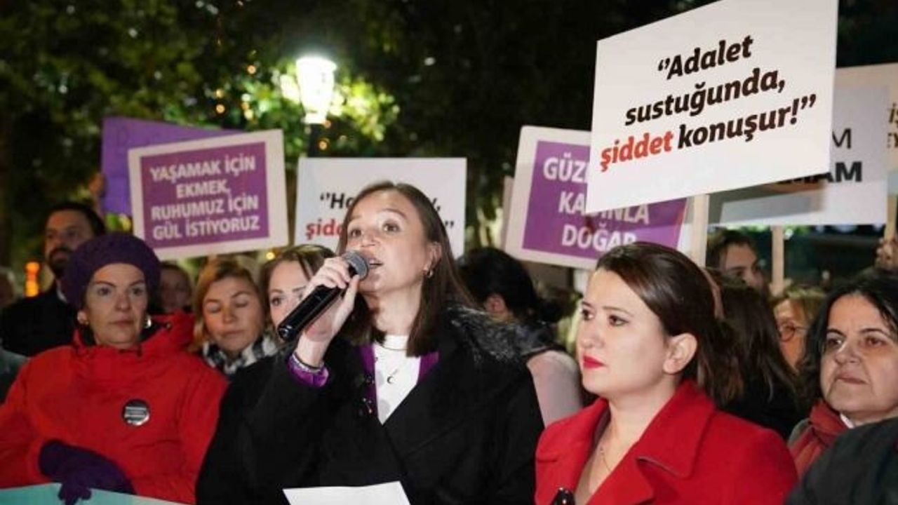 Manisalı kadınlar kol kola girip gece yürüyüşü yaptı