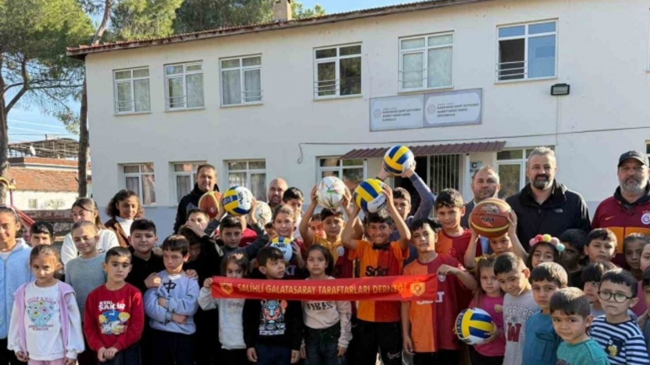 Salihli’deki Galatasaray taraftarlarından okula spor malzemesi desteği