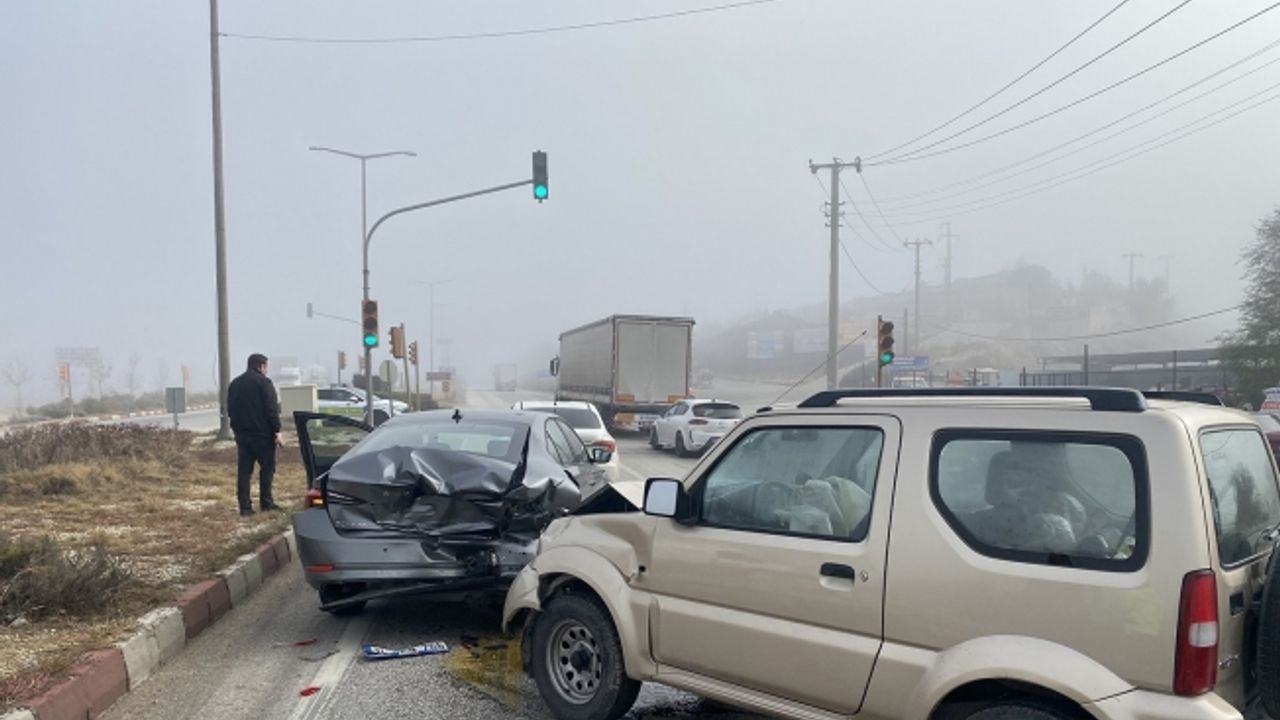 Sisli hava zincirleme kazayı beraberinde getirdi: 2 yaralı