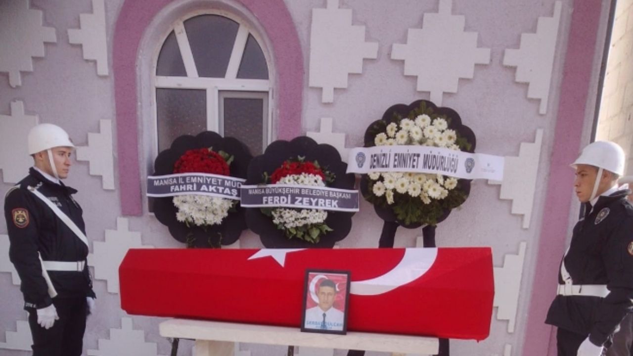 Devriye görevinde fenalaşarak hayatını kaybeden polis memuruna son görev