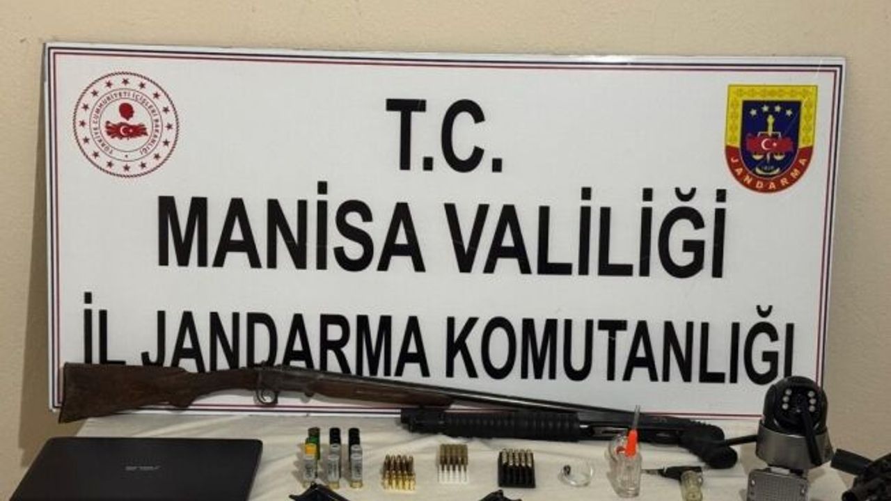 İş yerine çok sayıda silah ve mühimmat ele geçirildi