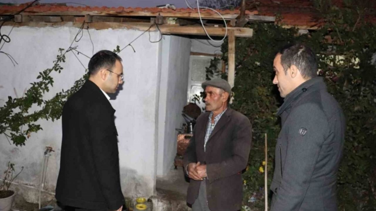 Kaymakam Kahveci yaşlıları evinde ziyaret etmeye devam ediyor