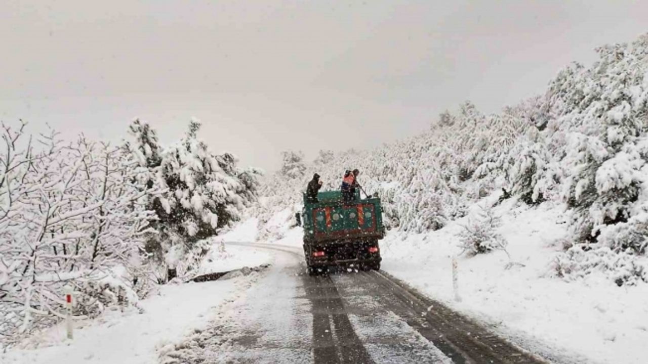 Manisa’da etkili olan kar yağışına, Büyükşehir’den yoğun müdahale
