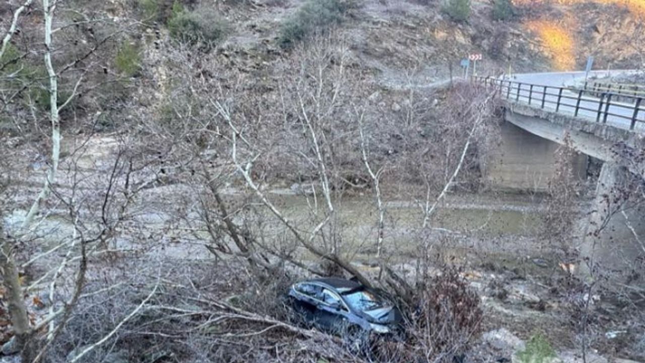 Manisa’da otomobil Gördes Çayına uçtu: 3 yaralı