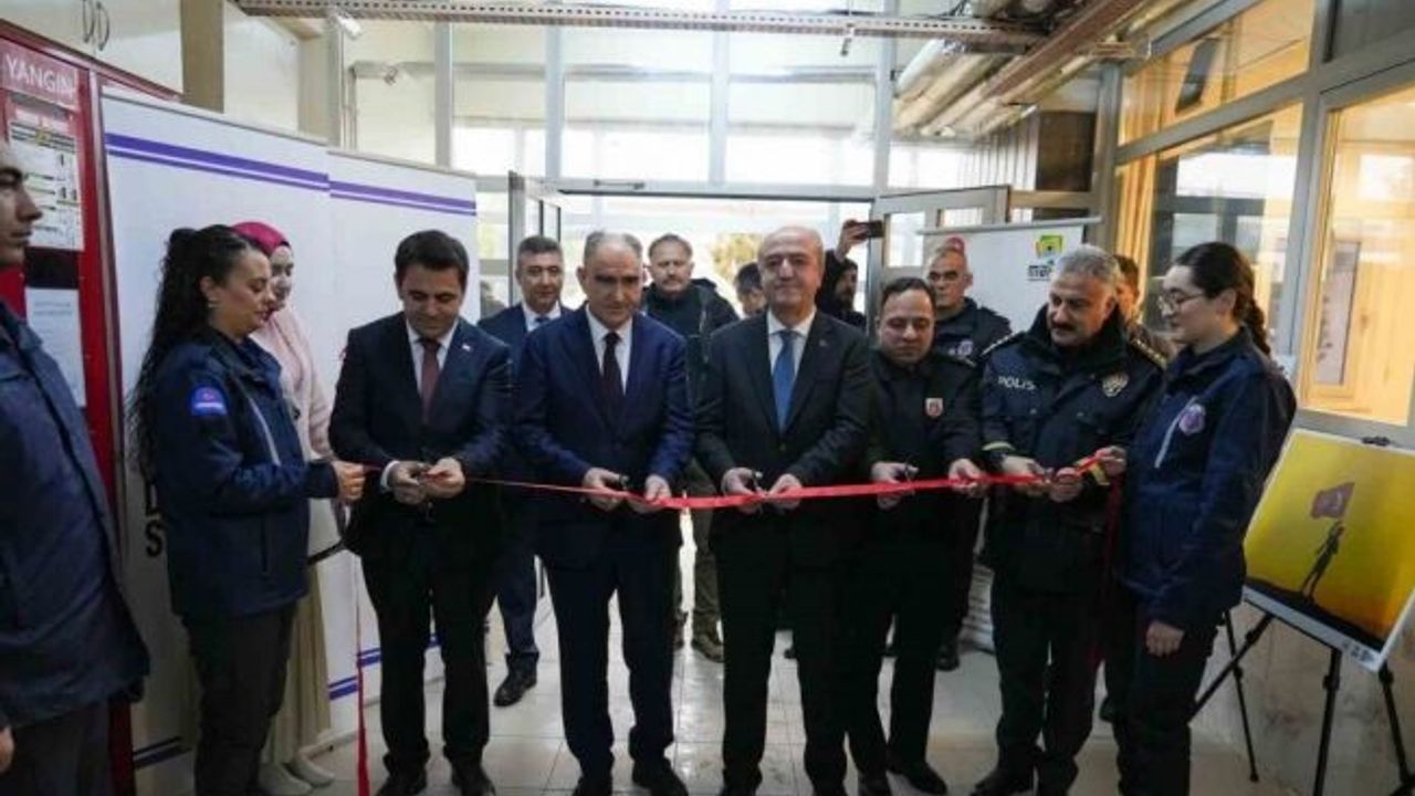 Vali Özkan, Özgürlüğün Renkleri sergisini açtı