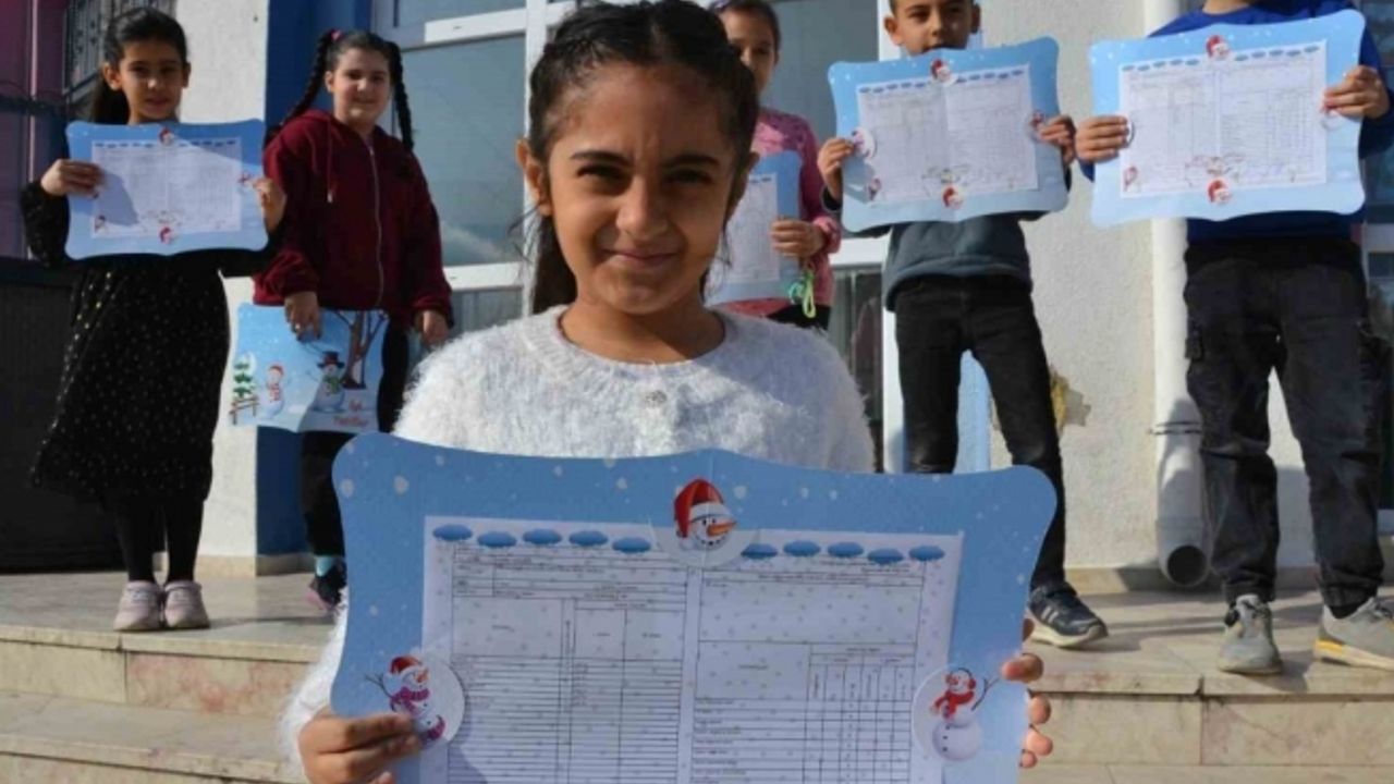 Dr. Ömer Faruk Meriç İlkokulu öğrencilerin karne sevinci