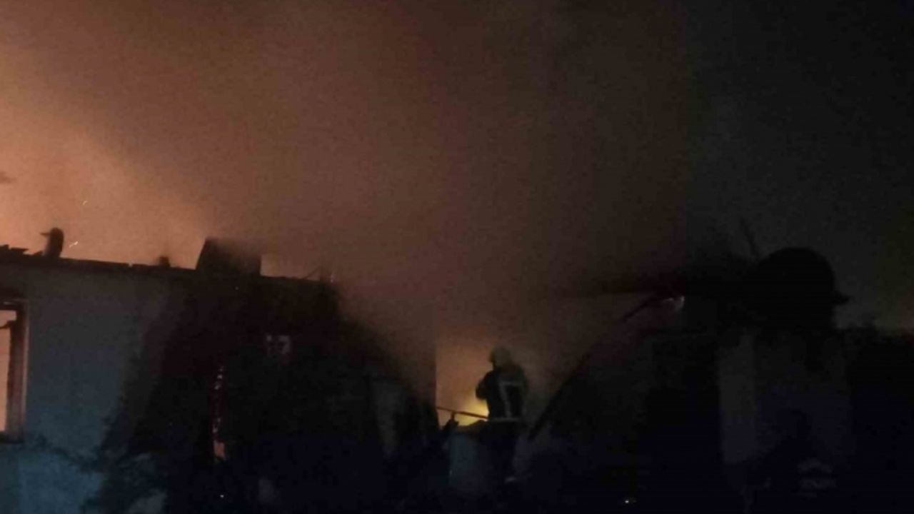 Manisa’da sobadan çıkan yangında ev küle döndü: 1 yaralı