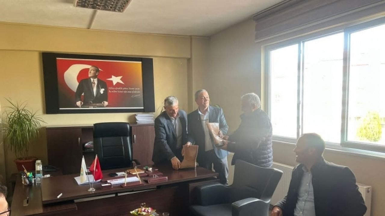 Muhtarlardan yeni koordinatöre çizme hediyesi