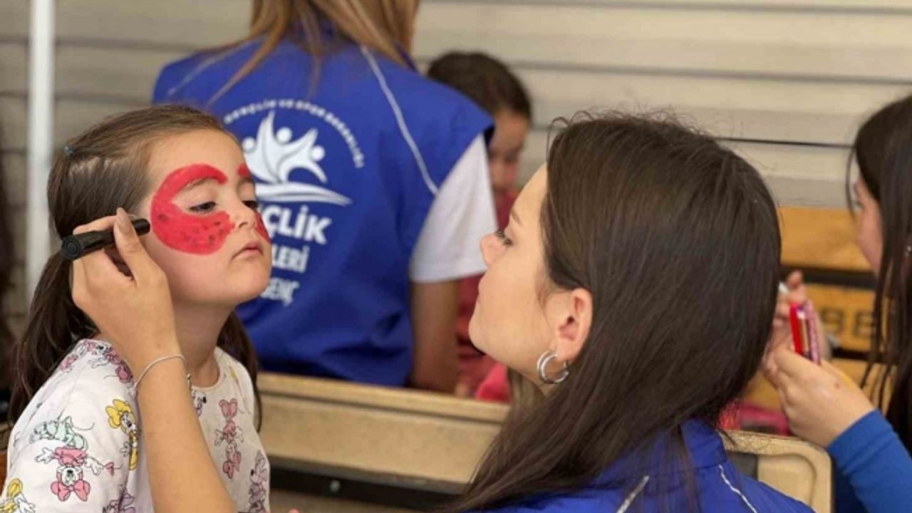 Akhisar Gençlik Merkezi’nden minik kalplere büyük mutluluk