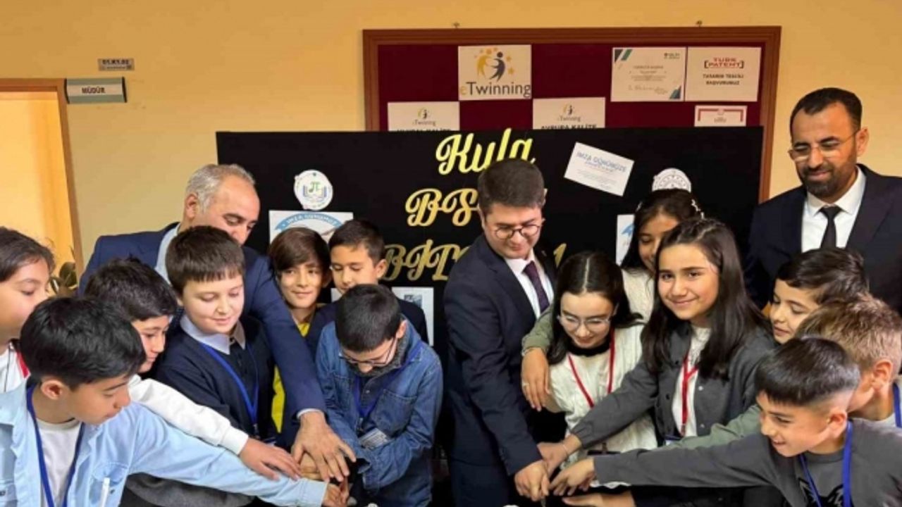 Kula’da küçük yazarlar büyük bir eseri hayata geçirdi