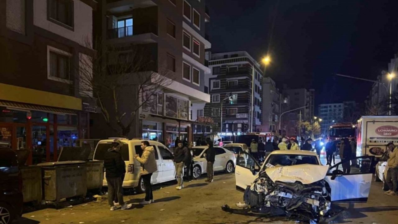 Otomobil ile çarpışan itfaiye aracı park halindeki araçlara vurdu: 1 yaralı