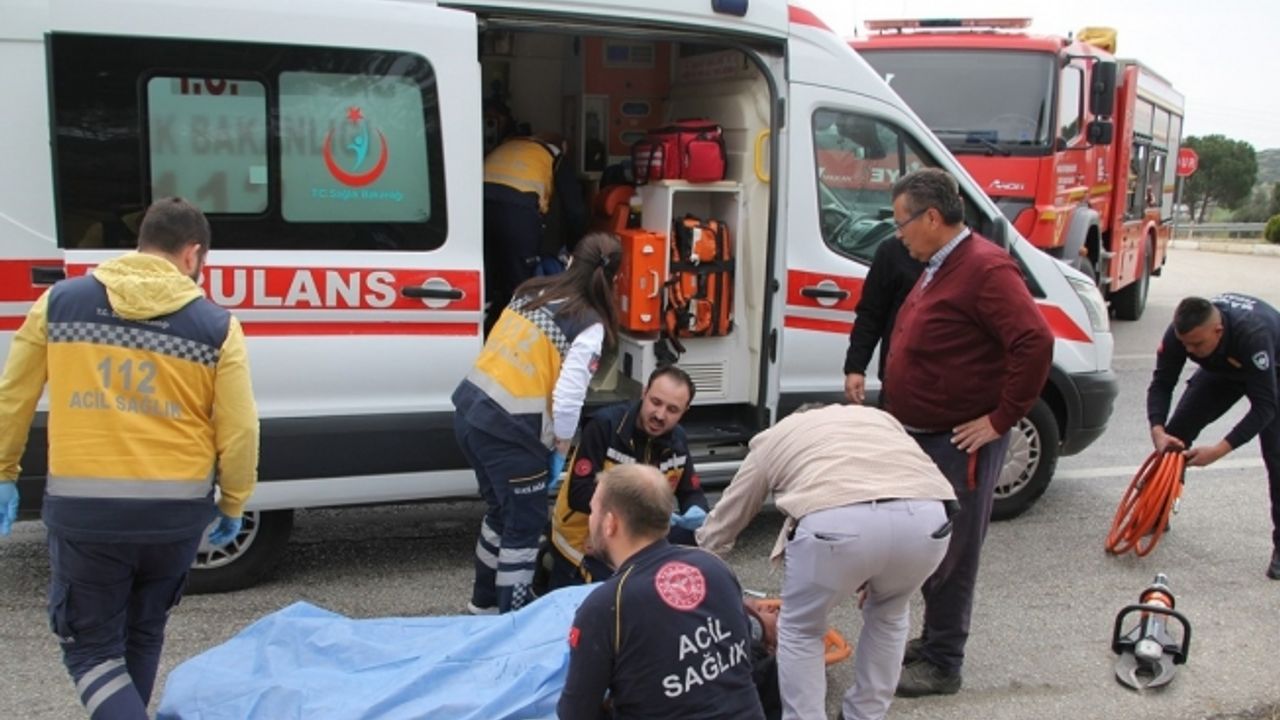 Beton mikserine çarpmamak için ani manevra yapan otomobilde yaşlı çift yaralandı