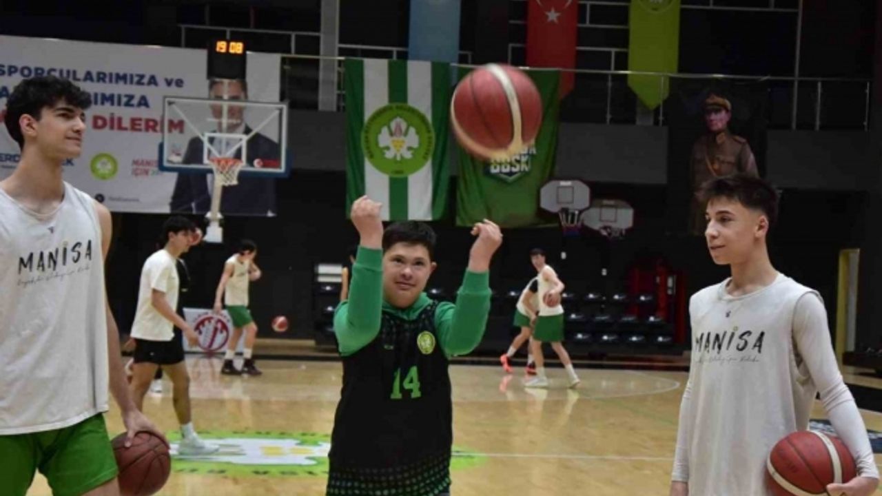 Manisa BBSK U18 Takımı, down sendromlu bireylerle bir araya geldi