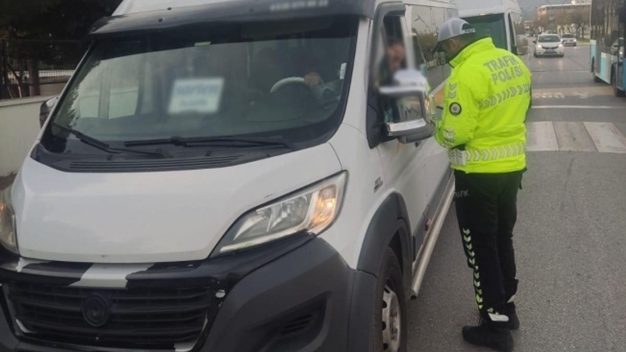 Manisa’da 5 okul servis aracına ceza kesildi biri trafikten men edildi