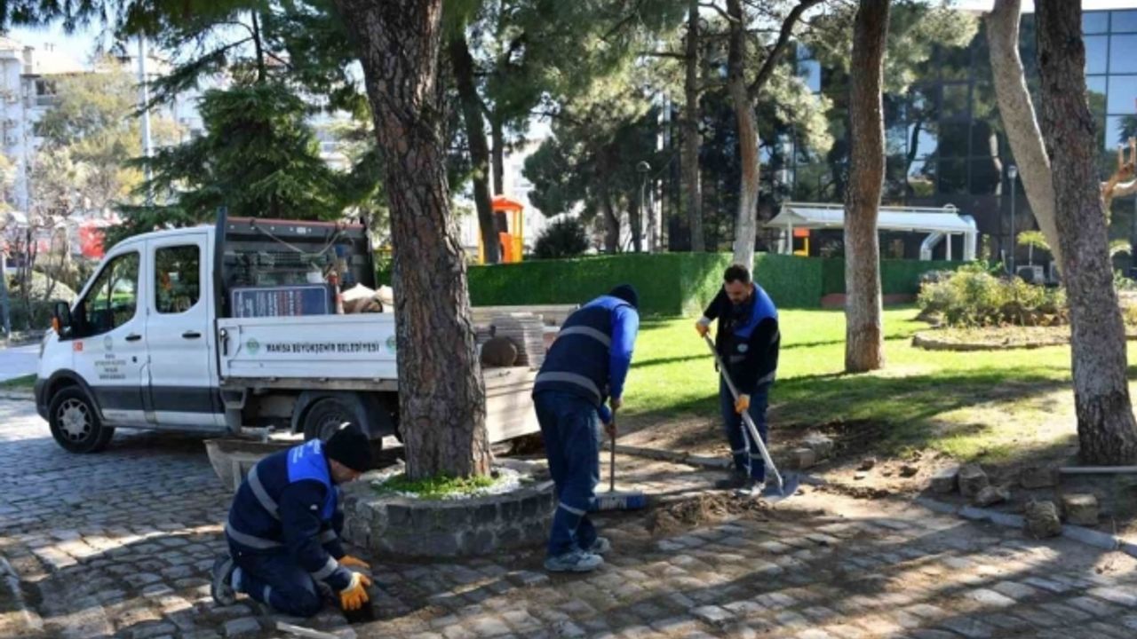 Parklarda bakım onarım çalışmaları hız kesmeden sürüyor