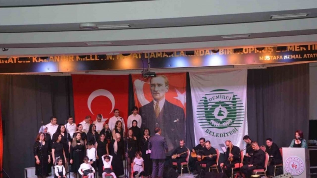 Demirci’de Türk Halk Müziği korosundan muhteşem konser