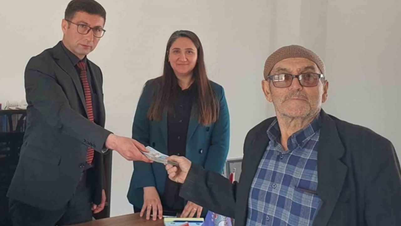 Manisa’da parasını kaybeden yaşlı adamın imdadına zabıta ekipleri yetişti